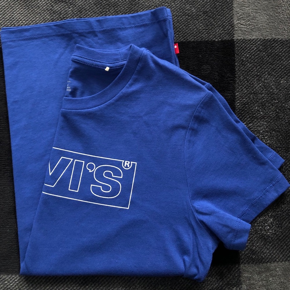 2 Levi’s short sleeve t-shirt